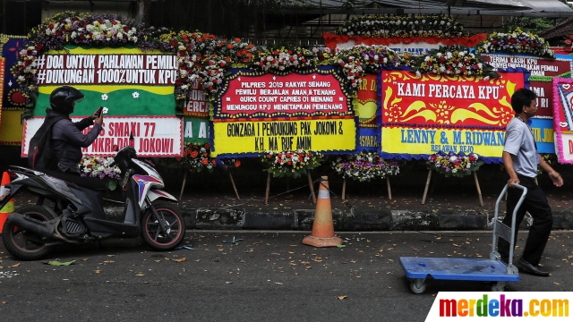 Foto Karangan  Bunga  untuk KPU Terus Berdatangan merdeka com