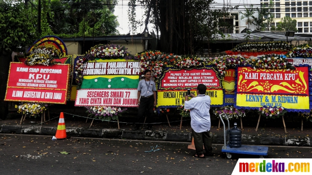 Foto Karangan  Bunga  untuk KPU Terus Berdatangan merdeka com