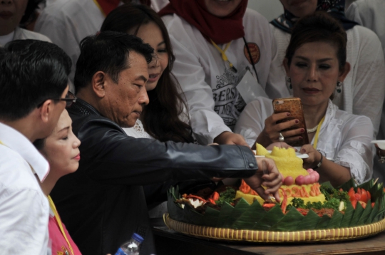 Syukuran Relawan Jokowi-Ma'ruf Amin, Moeldoko Potong Tumpeng