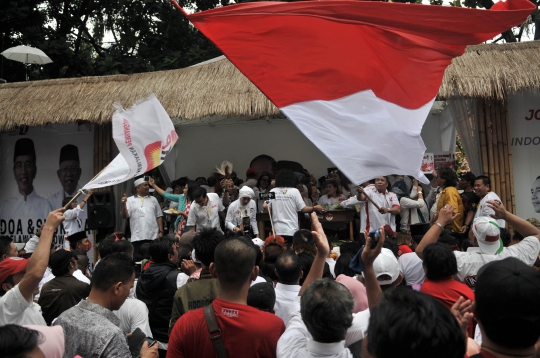 Syukuran Relawan Jokowi-Ma'ruf Amin, Moeldoko Potong Tumpeng