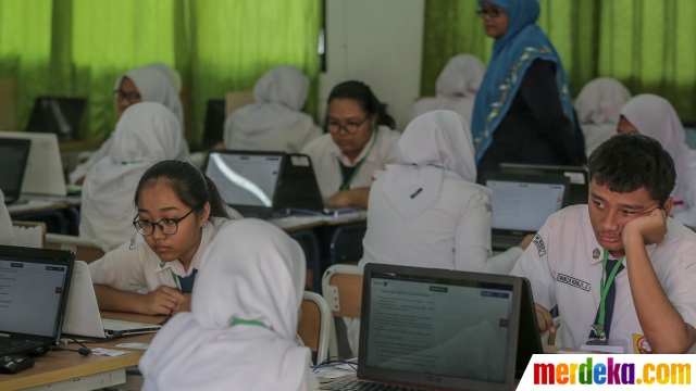 Foto : Siswa SMP se-Jakarta Ikuti Ujian Nasional Berbasis ...
