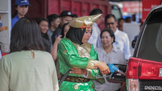 Hari Kartini, Petugas SPBU Tampil Berpakaian Adat