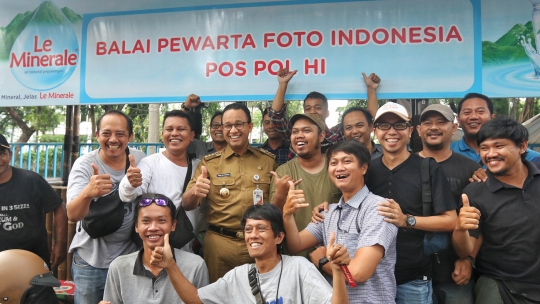 Anies Tinjau Markas Pewarta Foto di Bundaran HI