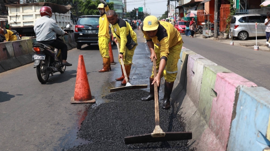 Beton Pembatas Jadi Biang Jalan Rusak di Pasar Minggu