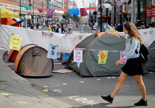 Aksi Aktivis Lingkungan 'Duduki' London