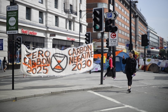Aksi Aktivis Lingkungan 'Duduki' London