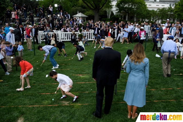 Donald Trump dan istri menonton lomba menggelindingkan telur Paskah di halaman Gedung Putih, Washington, Senin (22/4).