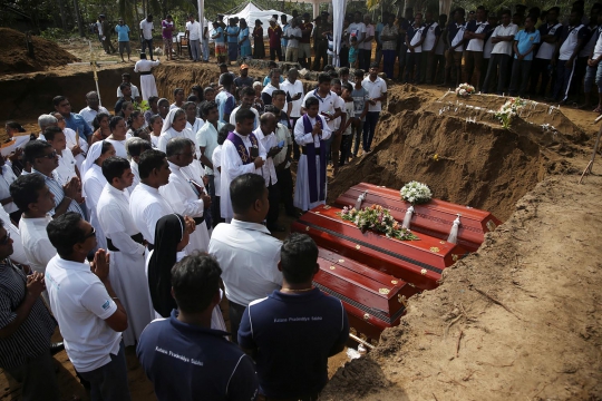 Isak Tangis Iringi Pemakaman Massal Korban Penyerangan Bom di Sri Lanka