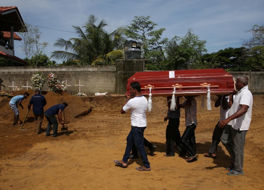 Isak Tangis Iringi Pemakaman Massal Korban Penyerangan Bom di Sri Lanka