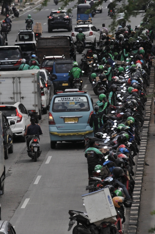 Semrawut Ojek Online Mangkal di Badan Jalan Bikin Kemacetan