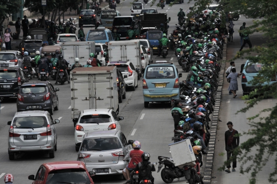 Semrawut Ojek Online Mangkal di Badan Jalan Bikin Kemacetan