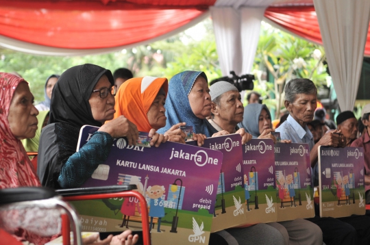 Anies Baswedan Bagikan Kartu Lansia Jakarta