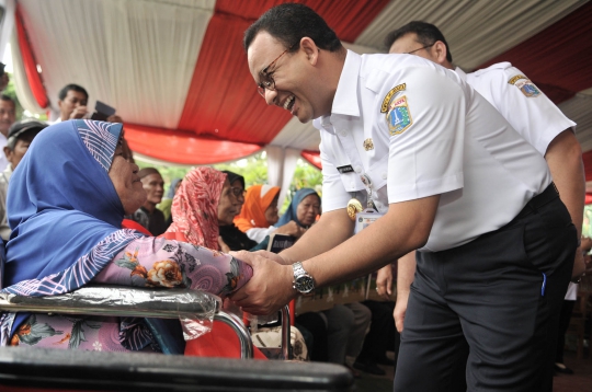 Anies Baswedan Bagikan Kartu Lansia Jakarta