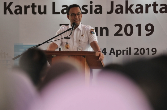 Anies Baswedan Bagikan Kartu Lansia Jakarta