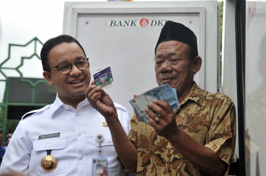 Anies Baswedan Bagikan Kartu Lansia Jakarta