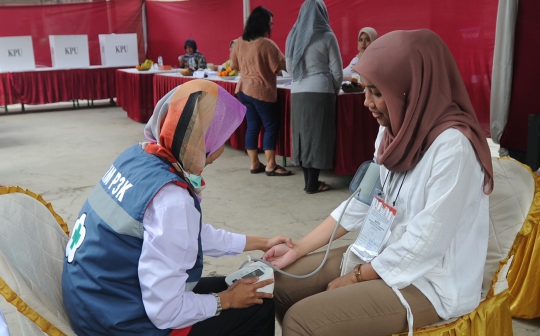 Tim Medis Puskesmas Cek Kesehatan Petugas KPPS Sebelum Pungut Suara Ulang