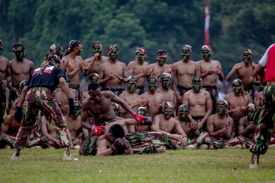 Aksi Prajurit Kopassus Tampilkan Gaya Tarung Bebas