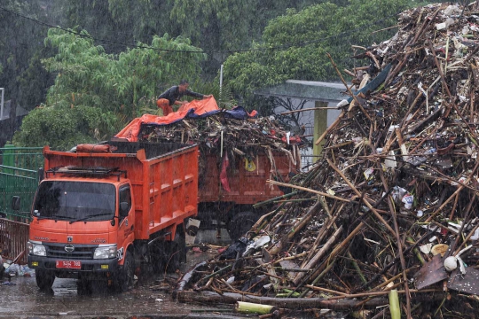 Sampah Kiriman Penuhi Pintu Air Manggarai