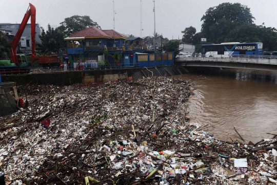 Sampah Kiriman Penuhi Pintu Air Manggarai