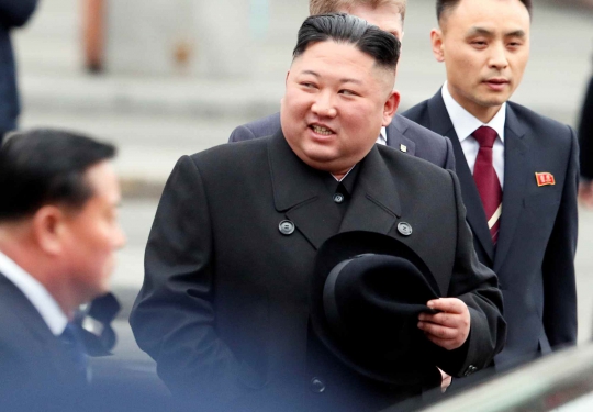 Ekspresi Kim Jong-un Saat Tiba di Rusia