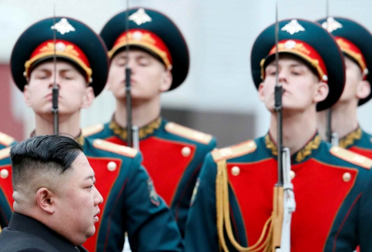 Ekspresi Kim Jong-un Saat Tiba di Rusia