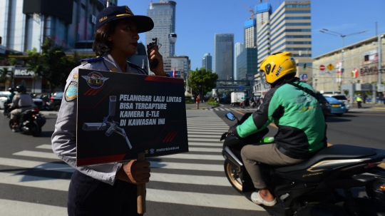 Aksi Polwan Sosialisasi Tilang CCTV di Thamrin