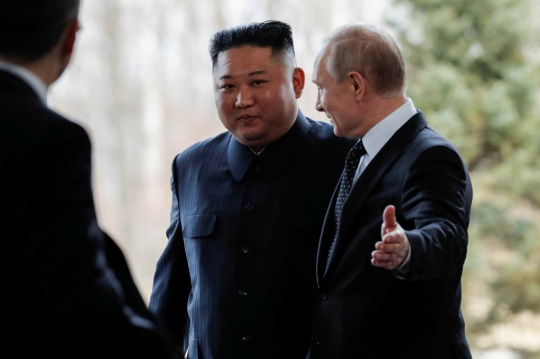 Momen Kehangatan Pertemuan Kim Jong-un dan Putin di Rusia