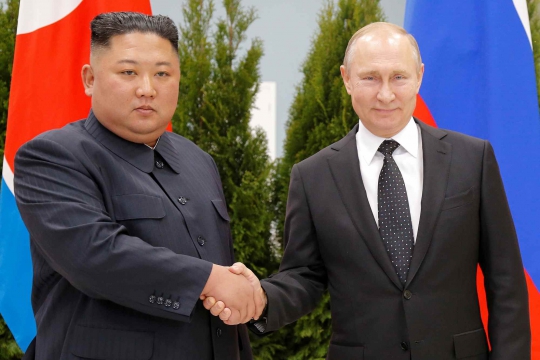 Momen Kehangatan Pertemuan Kim Jong-un dan Putin di Rusia