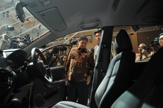 Menteri Airlangga Jajal Mobil-Mobil Baru di IIMS 2019