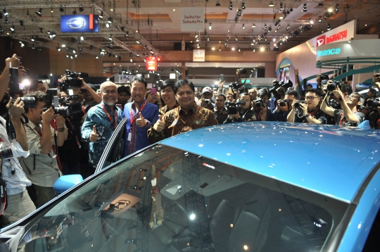 Menteri Airlangga Jajal Mobil-Mobil Baru di IIMS 2019