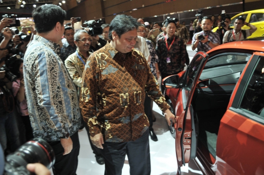 Menteri Airlangga Jajal Mobil-Mobil Baru di IIMS 2019