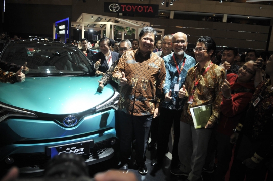 Menteri Airlangga Jajal Mobil-Mobil Baru di IIMS 2019