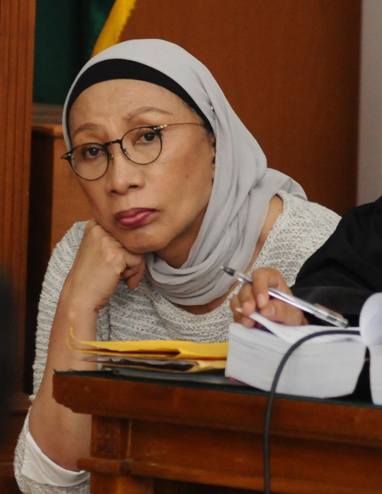 Atiqah Hasiholan Dampingi Ratna Sarumpaet Jalani Sidang Lanjutan