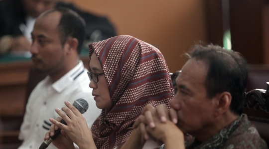 Atiqah Hasiholan Dampingi Ratna Sarumpaet Jalani Sidang Lanjutan