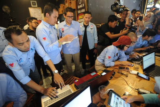 Sandiaga Uno Tinjau Relawan Penghitungan C1 di Tangsel