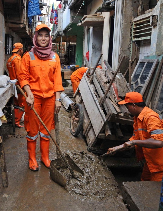 Aksi Petugas PPSU Cantik Bersihkan Lumpur Bekas Banjir di Kebon Pala