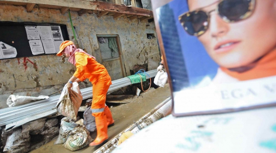 Aksi Petugas PPSU Cantik Bersihkan Lumpur Bekas Banjir di Kebon Pala
