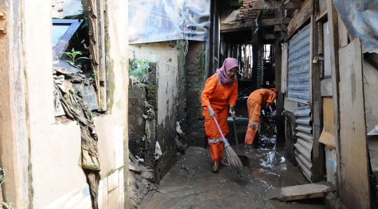 Aksi Petugas PPSU Cantik Bersihkan Lumpur Bekas Banjir di Kebon Pala