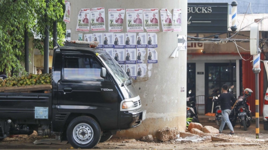 Alat Peraga Kampanye Ganggu Pemandangan Tiang Tol Desari