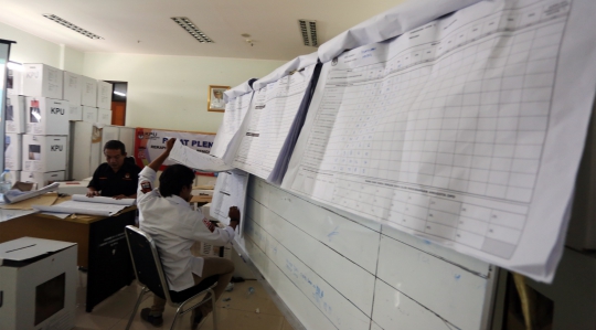 Meninjau Rekapitulasi Surat Suara di Kecamatan Menteng