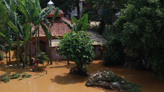 Penampakan Udara Sungai Ciliwung yang Meluap di Pejaten Timur