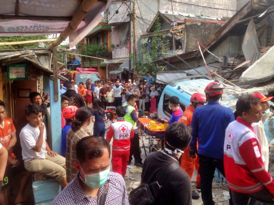 Petugas Berjibaku Evakuasi Korban Tertimpa Rumah Ambruk di Johar Baru
