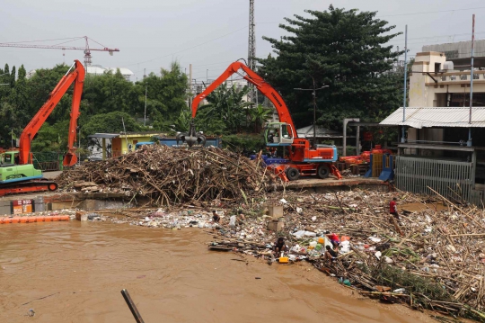 Terbawa Arus, Sampah Kembali Menumpuk di Pintu Air Manggarai