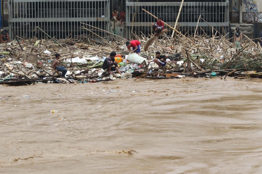 Mengais Berkah dari Tumpukan Sampah