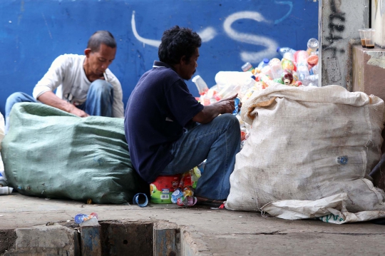 Mengais Berkah dari Tumpukan Sampah