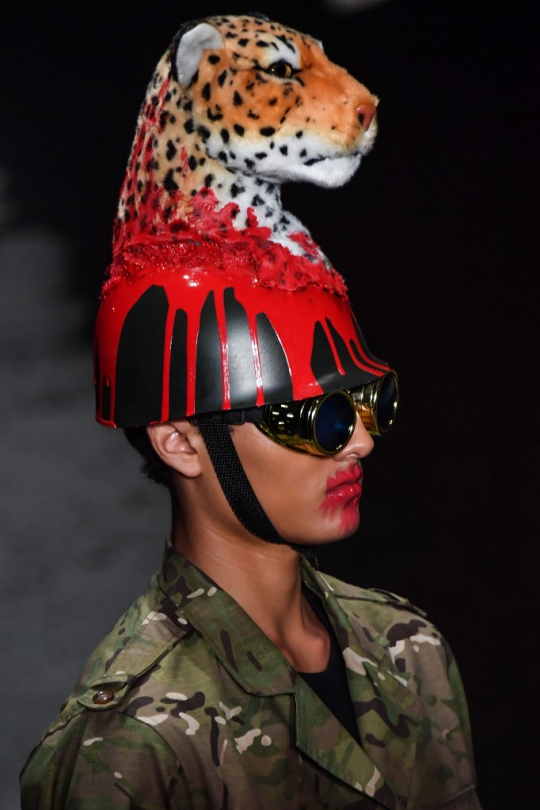 Saat Helm Tentara Tampil Unik di Atas Catwalk