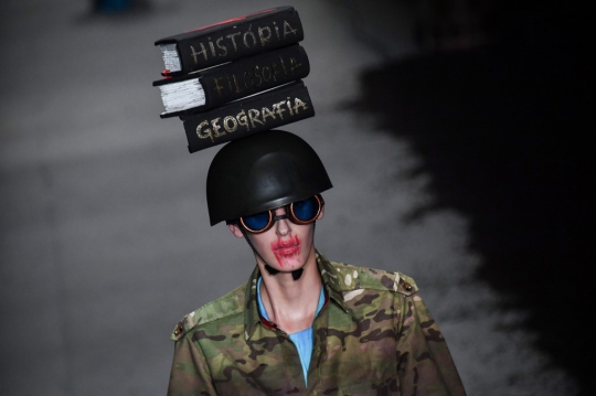 Saat Helm Tentara Tampil Unik di Atas Catwalk