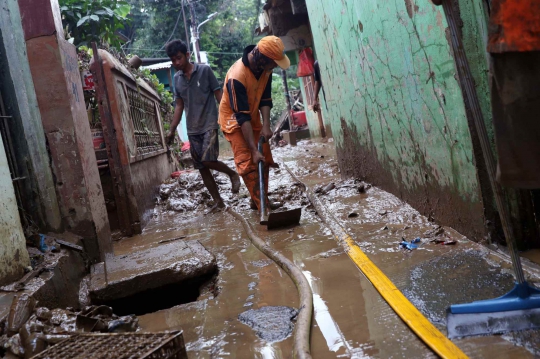 Pasukan Oranye dan Biru Bantu Warga Bersihkan Lumpur Sisa Banjir