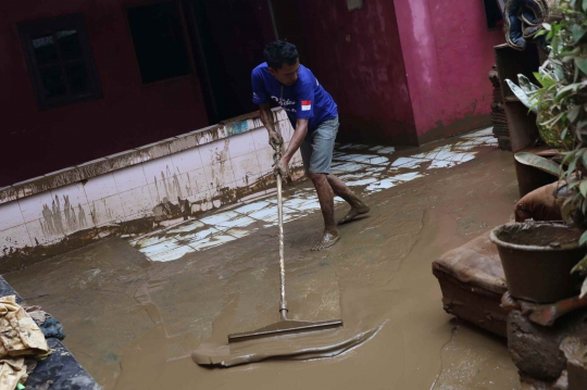 Pasukan Oranye dan Biru Bantu Warga Bersihkan Lumpur Sisa Banjir