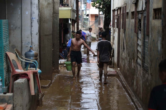 Pasukan Oranye dan Biru Bantu Warga Bersihkan Lumpur Sisa Banjir